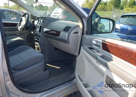 2010 Chrysler Town & Country Touring from USA, damaged, VIN 2A4RR5D14AR221292